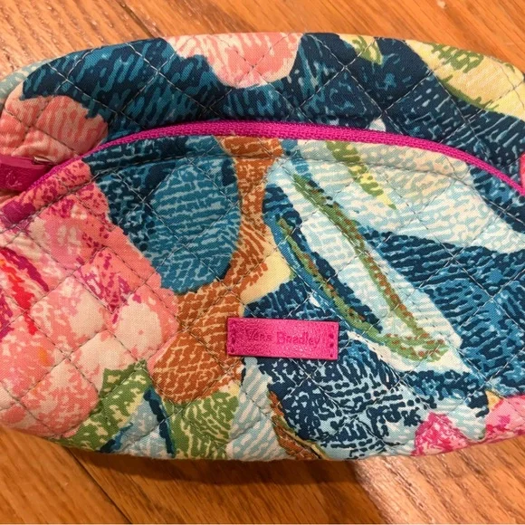 Vera Bradley Superbloom Iconic Mini Cosmetic in Retired NWT - Picture 3 of 7